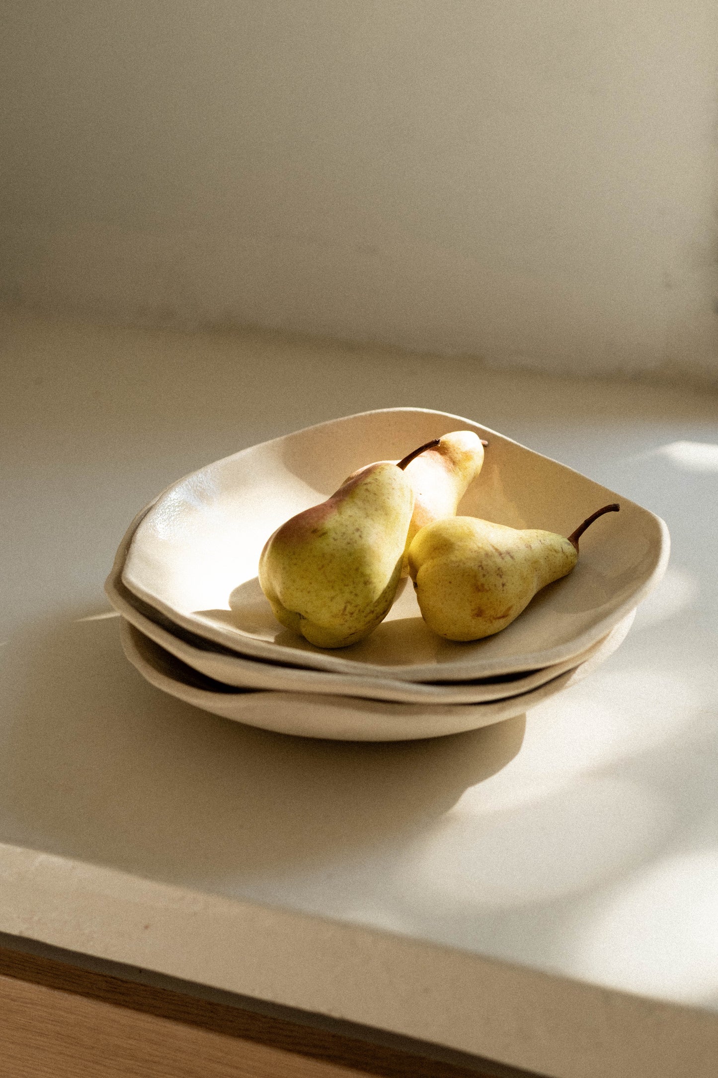 Grande assiette creuse beige - Terraé